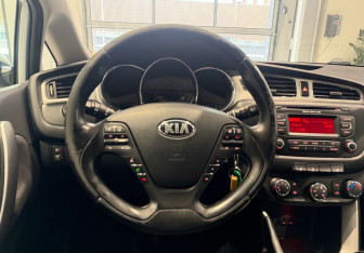 Подержанный автомобиль Kia Ceed Hatchback 2013 года (14 фото)