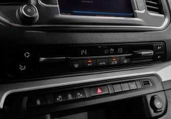 Подержанный автомобиль Peugeot Traveller 2018 года (17 фото)