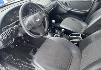 Подержанный автомобиль Chevrolet Niva 2010 года (9 фото)