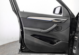 Подержанный автомобиль BMW X1 2022 года (19 фото)