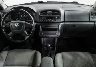 Подержанный автомобиль Skoda Fabia Hatchback 2010 года (12 фото)