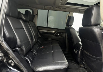 Подержанный автомобиль Mitsubishi Pajero 2011 года (10 фото)