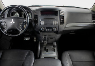 Подержанный автомобиль Mitsubishi Pajero 2012 года (11 фото)