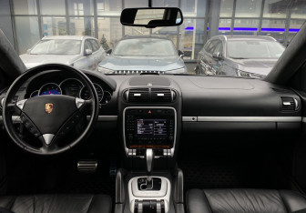 Подержанный автомобиль Porsche Cayenne 2004 года (10 фото)