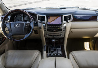 Подержанный автомобиль Lexus LX 2012 года (13 фото)