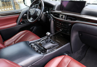 Подержанный автомобиль Lexus LX 2017 года (11 фото)