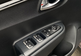 Подержанный автомобиль Kia Rio Hatchback 2019 года (20 фото)