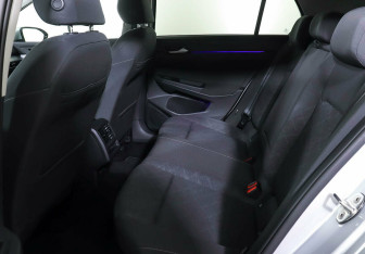 Подержанный автомобиль Volkswagen Golf Hatchback 2020 года (14 фото)