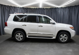 Подержанный автомобиль Toyota Land Cruiser Suv 2014 года (4 фото)