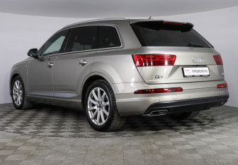 Подержанный автомобиль Audi Q7 2016 года (7 фото)