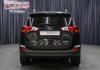 Подержанный автомобиль Toyota RAV4 2014 года (6 фото)