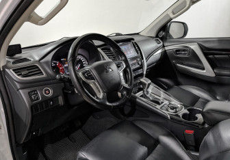 Подержанный автомобиль Mitsubishi Pajero Sport 2018 года (14 фото)