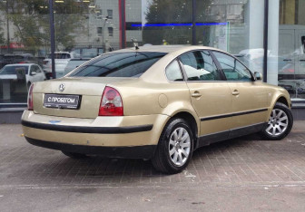 Подержанный автомобиль Volkswagen Passat Sedan 2002 года (8 фото)