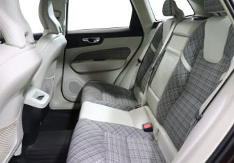 Подержанный автомобиль Volvo XC60 2018 года (10 фото)