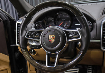 Подержанный автомобиль Porsche Cayenne 2014 года (16 фото)