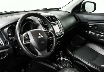 Подержанный автомобиль Mitsubishi ASX 2014 года (9 фото)