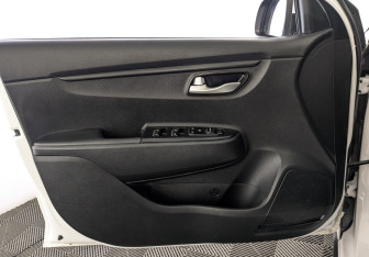 Подержанный автомобиль Kia Rio Hatchback 2021 года (17 фото)