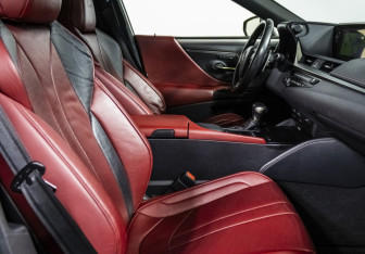 Подержанный автомобиль Lexus ES 2019 года (10 фото)