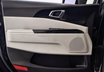 Подержанный автомобиль Kia Carnival 2021 года (19 фото)