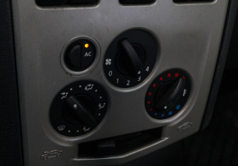 Подержанный автомобиль Renault Logan Sedan 2009 года (13 фото)