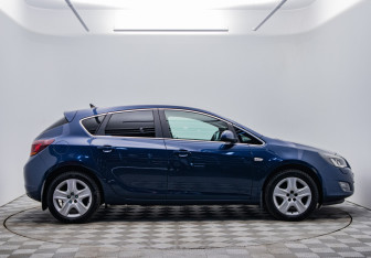 Подержанный автомобиль Opel Astra Hatchback 2011 года (4 фото)