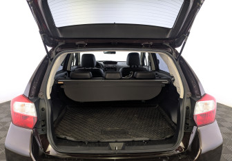 Подержанный автомобиль Subaru XV 2012 года (10 фото)