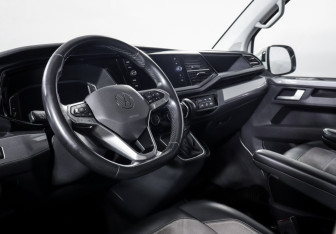 Подержанный автомобиль Volkswagen Multivan 2020 года (15 фото)