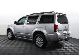 Подержанный автомобиль Nissan Pathfinder 2010 года (7 фото)