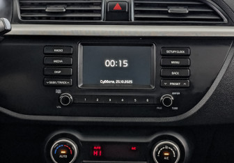 Подержанный автомобиль Kia Rio Sedan 2017 года (17 фото)