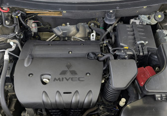 Подержанный автомобиль Mitsubishi Outlander 2015 года (9 фото)