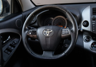 Подержанный автомобиль Toyota RAV4 2010 года (11 фото)