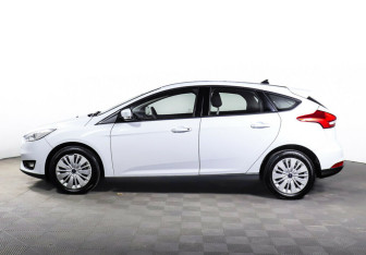 Подержанный автомобиль Ford Focus Hatchback 2018 года (3 фото)
