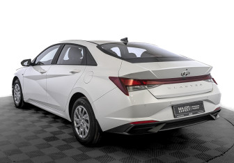 Подержанный автомобиль Hyundai Elantra Sedan 2022 года (7 фото)