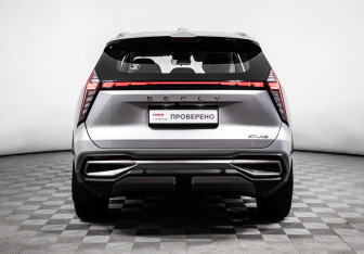 Подержанный автомобиль Geely Atlas 2023 года (7 фото)