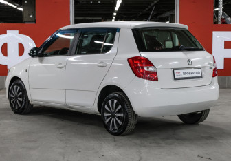 Подержанный автомобиль Skoda Fabia Hatchback 2011 года (7 фото)