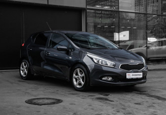 Подержанный автомобиль Kia Ceed Hatchback 2013 года (3 фото)