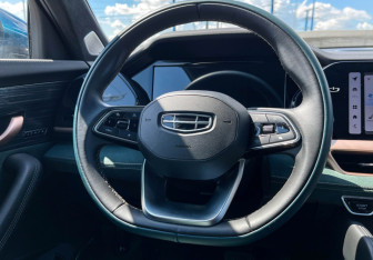 Подержанный автомобиль Geely Monjaro 2023 года (14 фото)