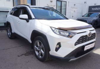 Подержанный автомобиль Toyota RAV4 2020 года (3 фото)