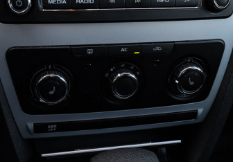 Подержанный автомобиль Skoda Octavia Liftback 2011 года (15 фото)