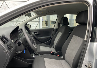 Подержанный автомобиль Volkswagen Polo Sedan 2011 года (17 фото)