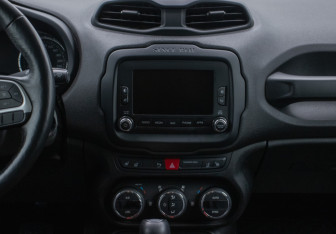 Подержанный автомобиль Jeep Renegade 2017 года (14 фото)