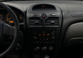 Подержанный автомобиль Nissan Almera Classic 2013 года (12 фото)