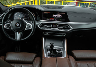 Подержанный автомобиль BMW X6 2021 года (10 фото)