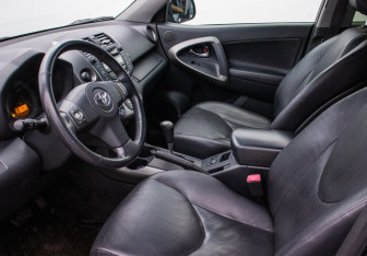 Подержанный автомобиль Toyota RAV4 2009 года (10 фото)