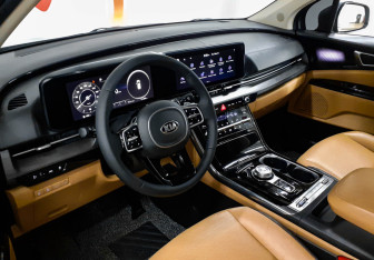 Подержанный автомобиль Kia Carnival 2020 года (7 фото)