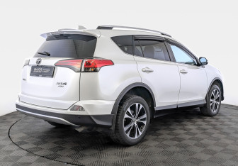 Подержанный автомобиль Toyota RAV4 2018 года (5 фото)