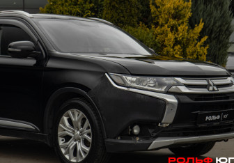 Подержанный автомобиль Mitsubishi Outlander 2015 года (16 фото)