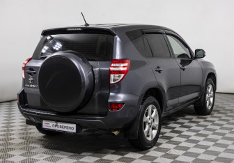 Подержанный автомобиль Toyota RAV4 2011 года (5 фото)