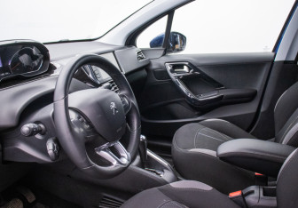 Подержанный автомобиль Peugeot 208 2014 года (10 фото)