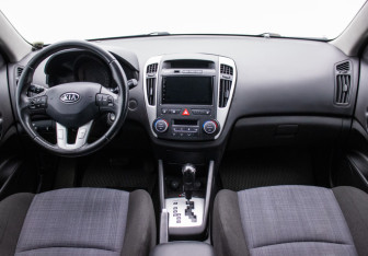 Подержанный автомобиль Kia Ceed Hatchback 2010 года (13 фото)